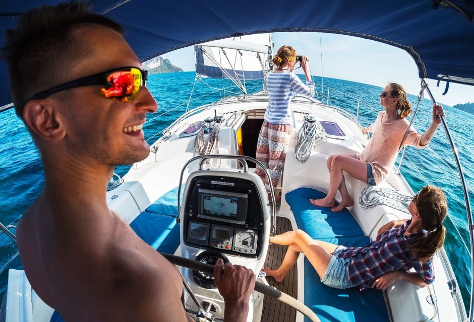 Cinque Terre: 2-Hour Private Boat Tour - Meeting the Knowledgeable Local Guide