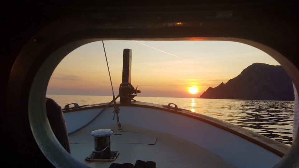 Cinque Terre: 2-Hour Private Boat Tour - Convenient Meeting Point in Riomaggiore