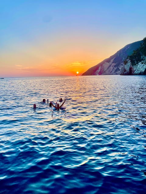 Cinque Terre Giro in Barca 4/8 ore con cibo e bevande - Unpacking the Experience: A Deep Dive into the Tour