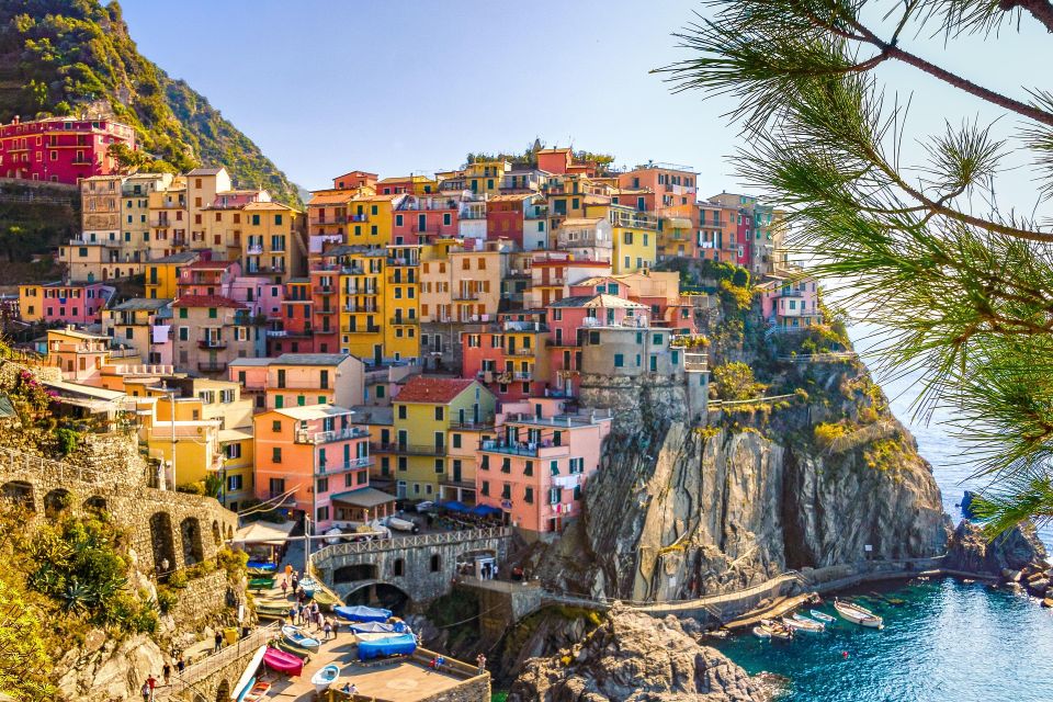 Cinque Terre: Private Walking Tour Through Villages - Traversing Riomaggiore