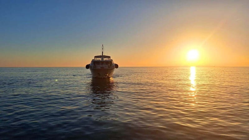Cinque Terre: Sunset boat tour with aperitifs - Key Points
