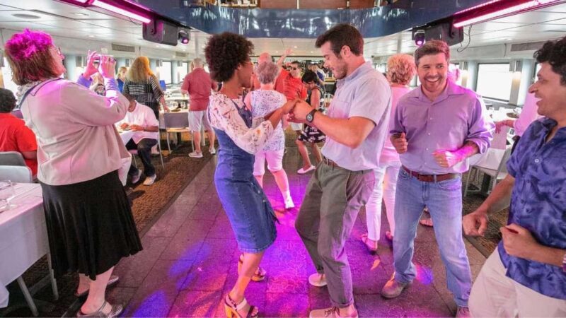 City Cruises Chicago: Lake Michigan Lunch or Dinner Cruise - An Overview of the Experience