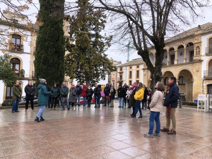 City Highlights Walking Tour in Spanish - Cancellation and Booking