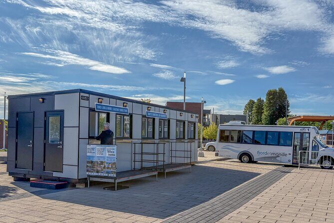 City tour and hiking to the Canyon and Waterfall in the Park - Key Points