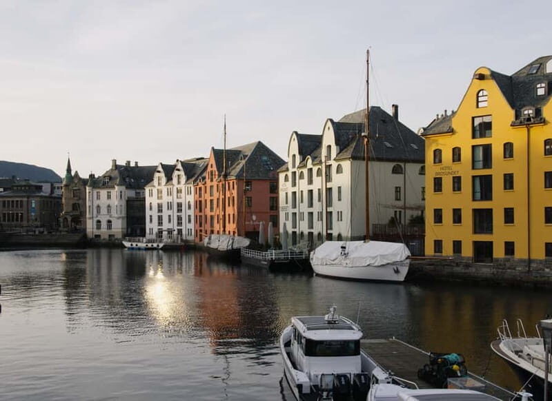 City walk in Ålesund: Art Nouveau, sea views, and insider tips - Discovering Art Nouveau in Ålesund