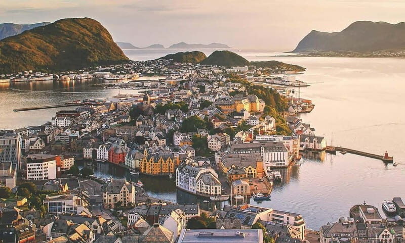 City walk in Ålesund: Art Nouveau, sea views, and insider tips - Ending on a High Note