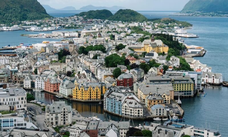 City walk in Ålesund: Art Nouveau, sea views, and insider tips - The Tour Experience: What to Expect