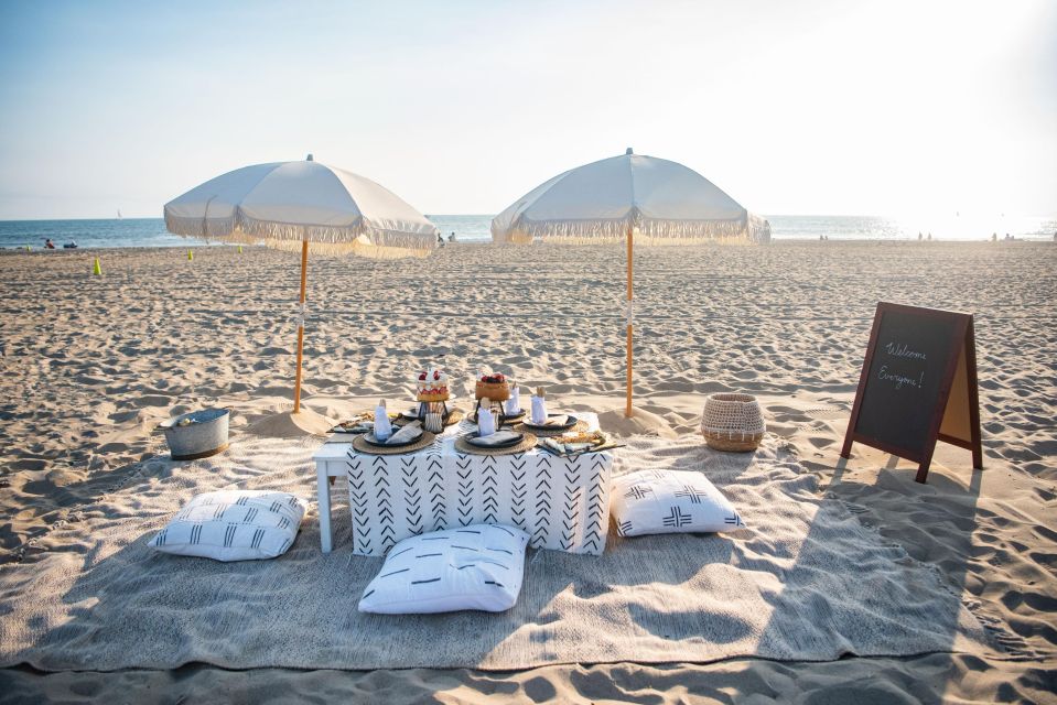 Classic Beach Picnic in Santa Monica (2-4 People) - Furnishings and Decor
