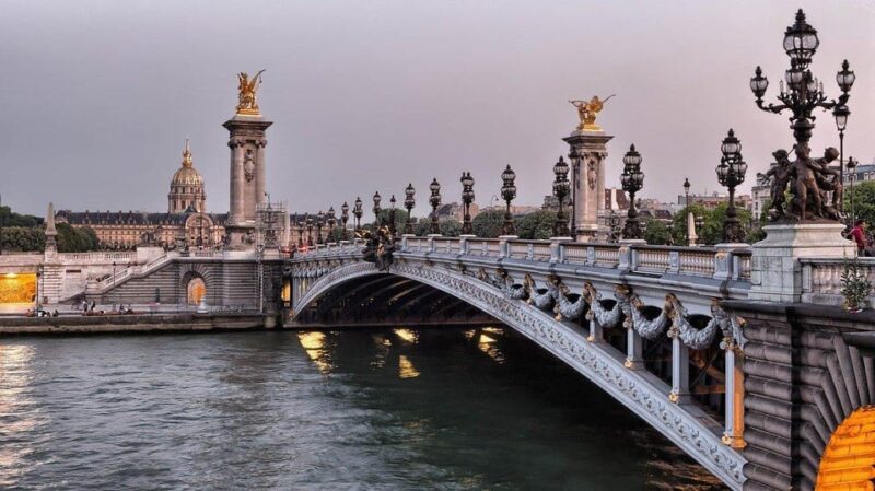Classical and Monumental Paris Tour Along the Seine River - Exploring the Place De La Concorde