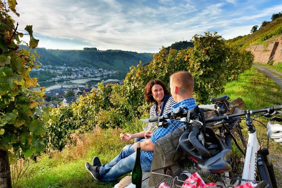 Cochem: Bike and Boat Tour with Picnic and Wine Tasting - Exploring Cochem on Your Own
