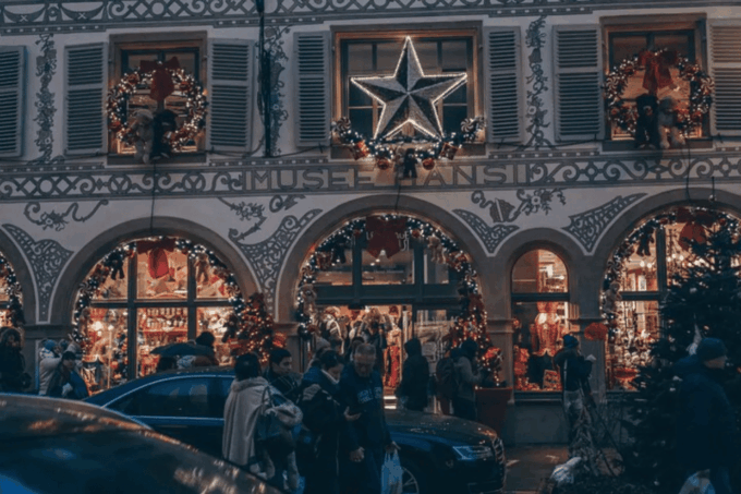 Colmar: Christmas Market and City Highlights Walking Tour - Savoring Alsatian Specialties