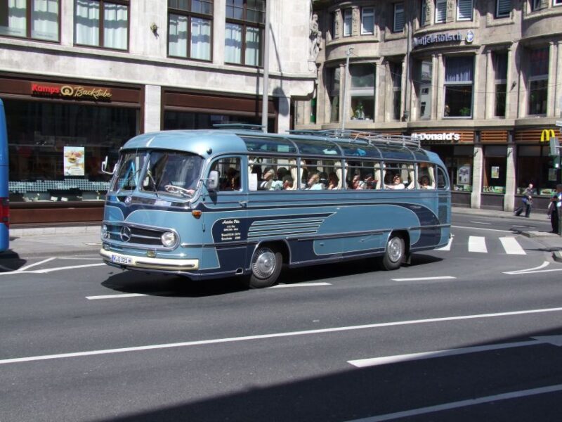Cologne: Nostalgic Tour in German in Vintage Bus - Key Points