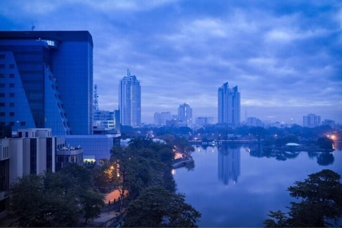 Colombo : Must-See Attractions Private Walking Tour - Gangaramaya Buddhist Temple