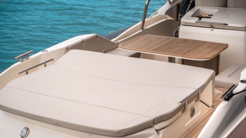 Corralejo: Speedboat Cruise to Beaches With Fruit and Drinks - Onboard Experience