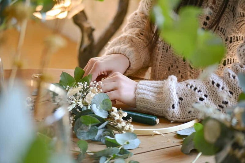 Cotignac: Workshop for creating dried flower crowns - A Closer Look at the Experience