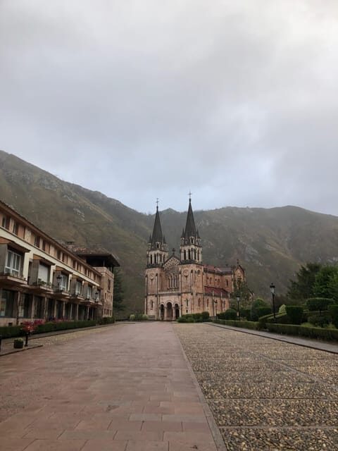 Covadonga y Cascos Históricos Cangas de Onís y Lastres - Key Points