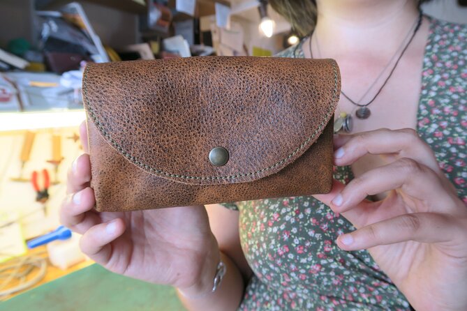 Creation of Personalized Leather Wallet in Arbonne - Arrival and Meeting Point