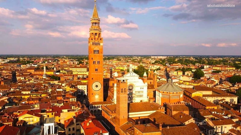 Cremona: City of art and music in Italian - The Sum Up
