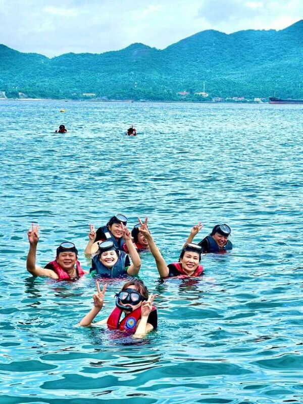 Da Nang/Hoi An: Cham Island Speedboat Tour With Snorkeling - Included Amenities and Services