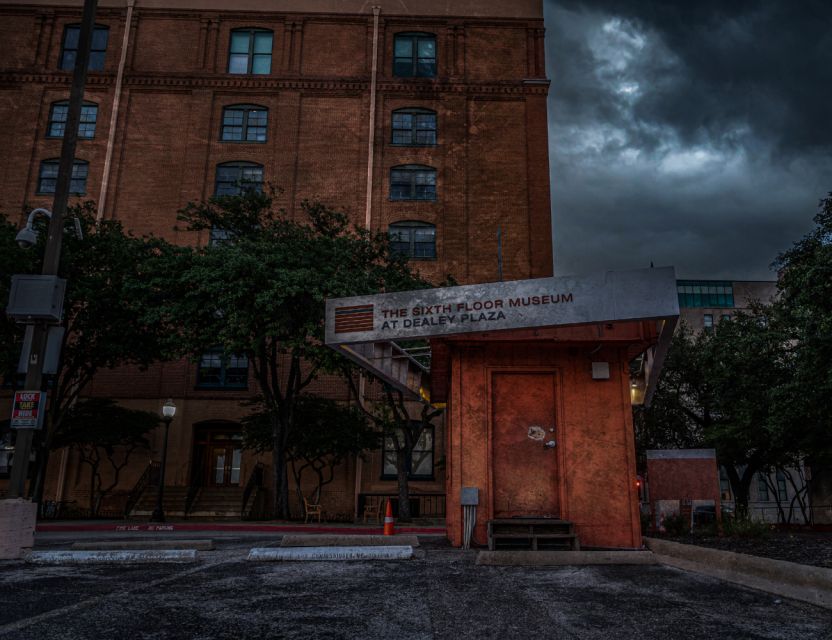 Dallas: Historic West End Ghost Walking Tour - Meeting Point and Important Information