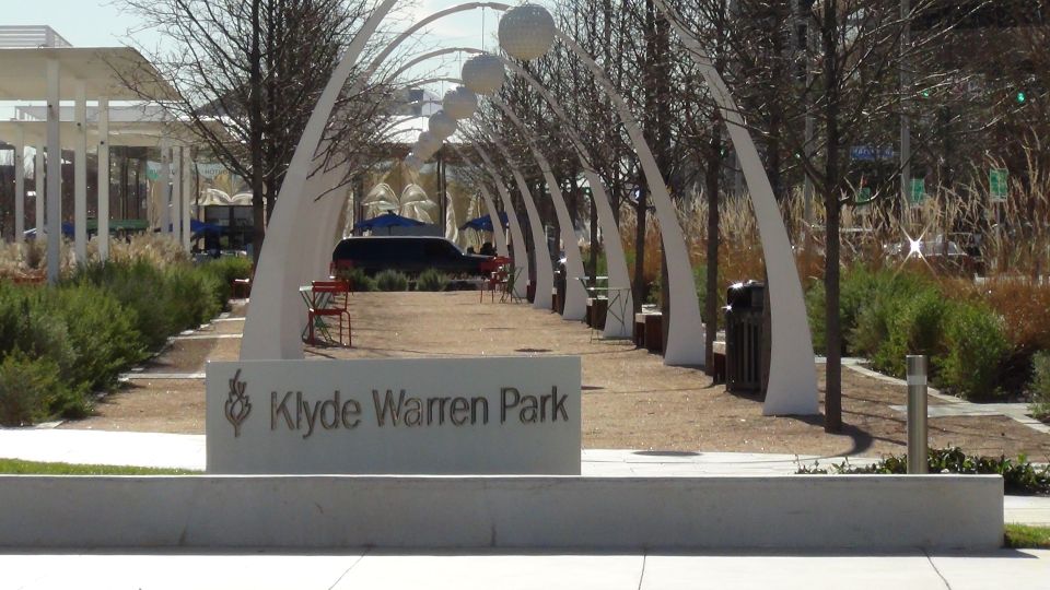Dallas: Welcome to Dallas 3-Hour Small Group Tour by Van - Pioneer Plaza Longhorn Monument