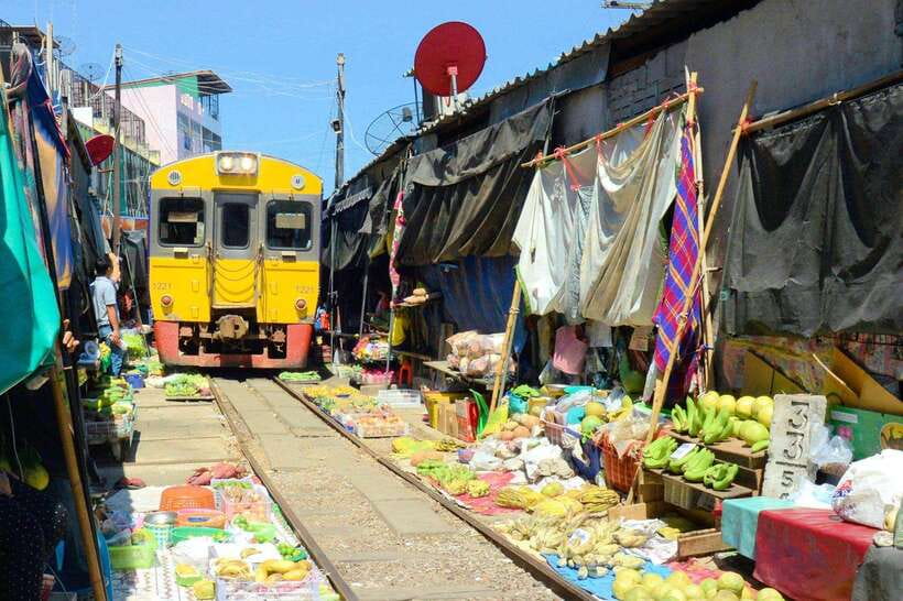 Damnoen Saduak & Maeklong Railway Market Tour (Group Tour) - Exploring Damnoen Saduak Floating Market