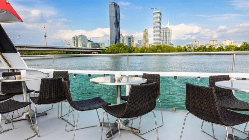 Danube Panorama Tour with free-flowing Prosecco - The Joy of Unlimited Prosecco