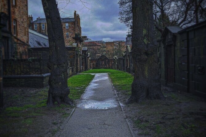 Dark History and Ghost Tour of Edinburgh - Key Points