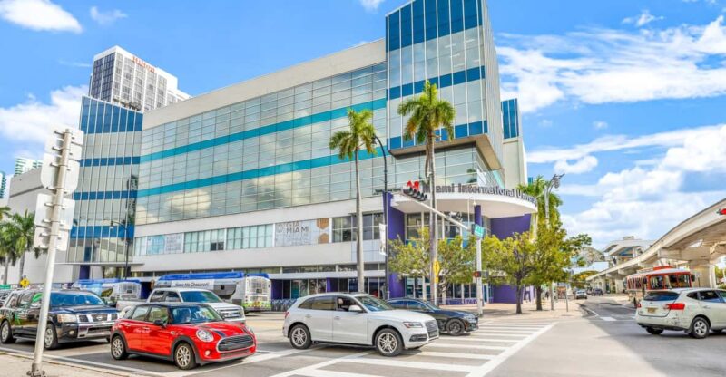 DAY TRIP - Downtown Airport and Cruise Line Lounge - Lounge Experience and Amenities