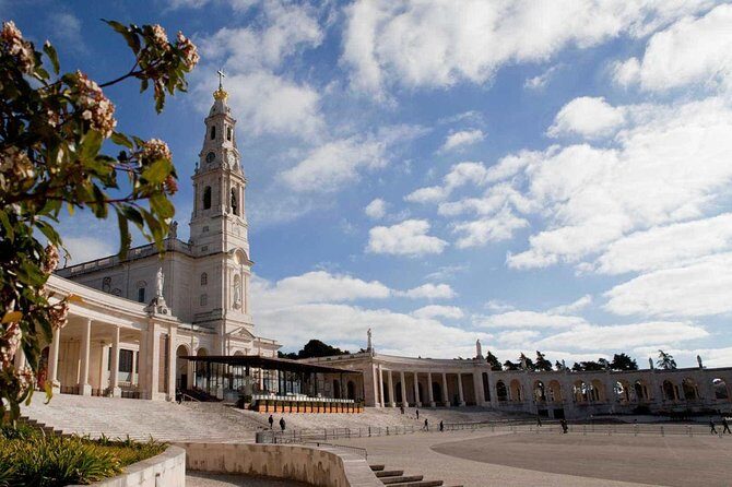 Day trip to Fatima, Batalha Monastery, Ericeira and Òbidos - The Sum Up