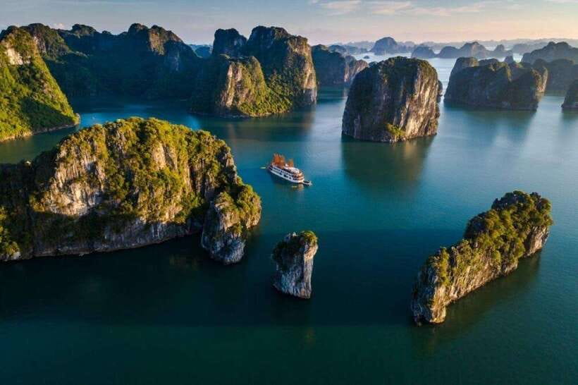DELUXE CRUISE HALONG: SUNG SOT CAVE– TITOP ISLAND– LUON CAVE - Key Points