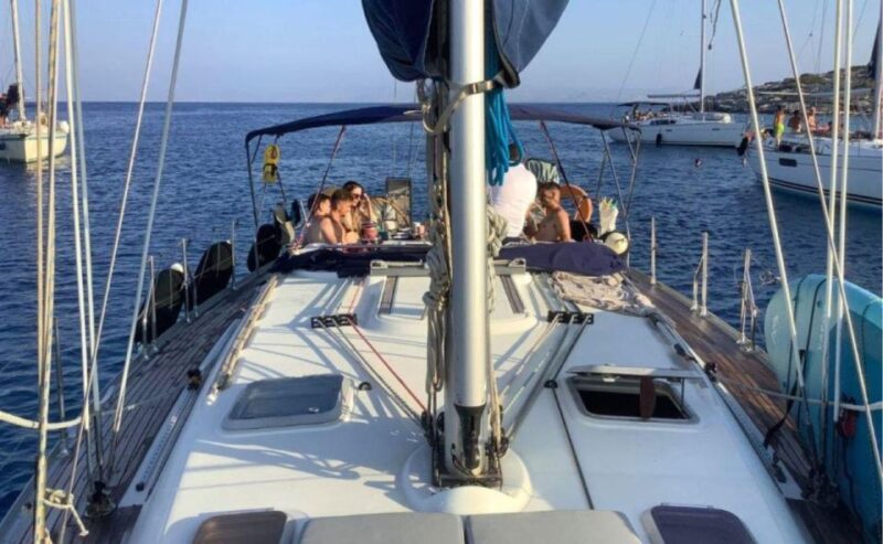 Dia Island: Private Full Day Sailing Cruise - Onboard Amenities