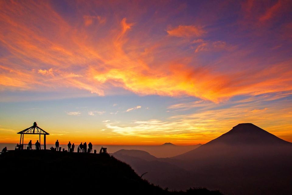 Dieng: Sikunir Golden Sunrise and Dieng Plateau Tour - Sikunir Hill Sunrise Experience