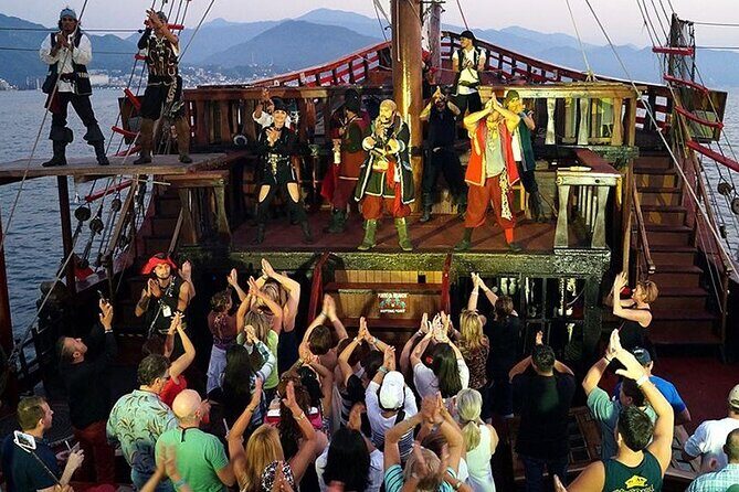 Dinner and show pirate night Hook in Cancun - Key Points