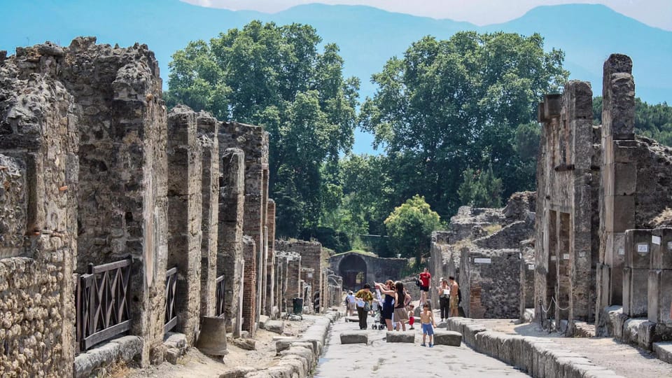 Discover Pompeii & Vesuvius: Ruins, History & Volcanic Views - Mount Vesuvius: Volcano and Views