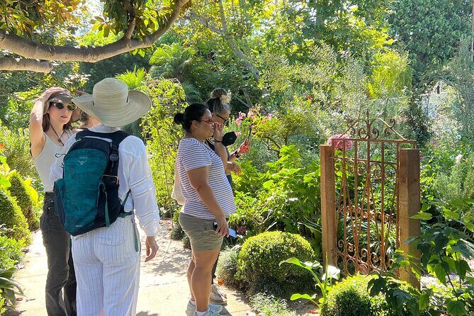Discover Santa Monicas Lush Gardens, Trees & Neighborhoods - FAQs