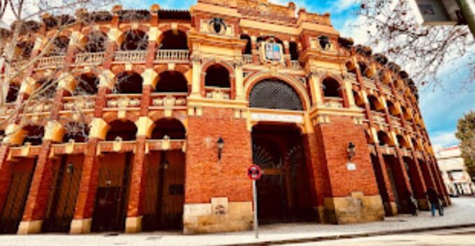 Discover Zaragoza: Complete Tour + Wine and Tapas - Enjoying the Wine and Tapas Tasting