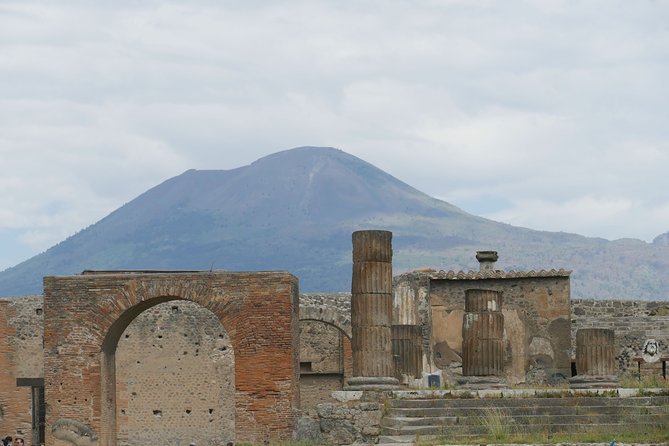 Discovering Pompeii and Vesuvius - VIP Tour With Lunch - Exploring Pompeii