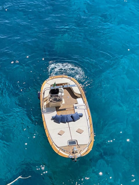 Discovering the island of Capri by boat Fratelli Aprea open 750 - Key Points
