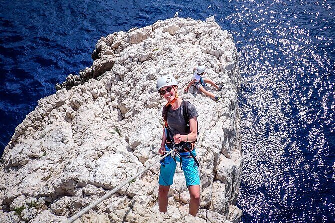 Discovery Climbing Large Routes in the Calanques of Marseille - An Authentic Climbing Experience in a Unique Setting