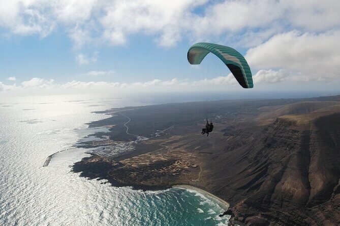 DISCOVERY FLIGHT tandem paragliding Lanzarote with pro pilot - An In-Depth Look at the Lanzarote Tandem Paragliding Tour
