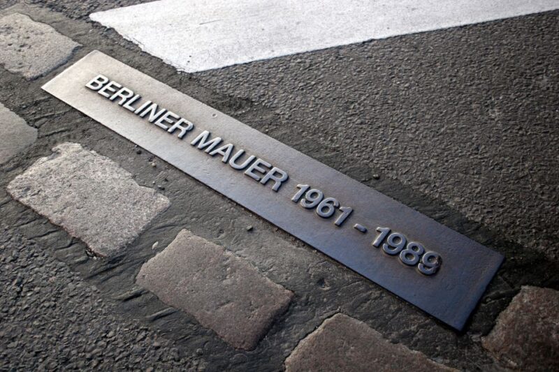 Divided Berlin & Cold War: Berlin Wall 2-Hour Tour - Experience the Cold War