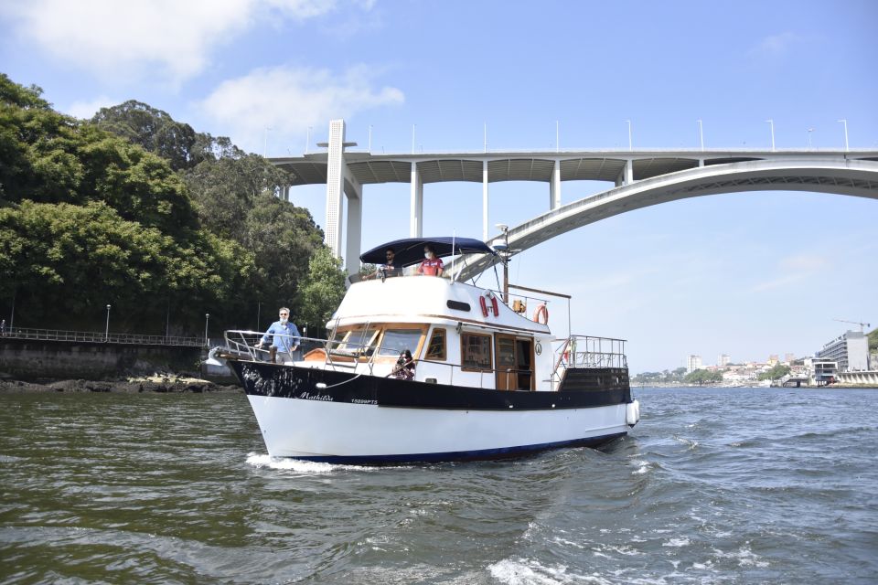Douro River: Party Boat Tour - Onboard Entertainment and Amenities
