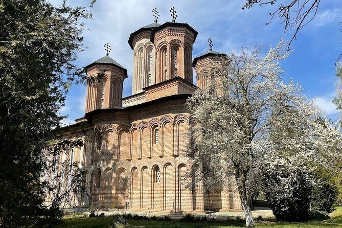 Dracula's Grave, Pele Castle and Târgovite Princely Court - An In-Depth Look at the Itinerary