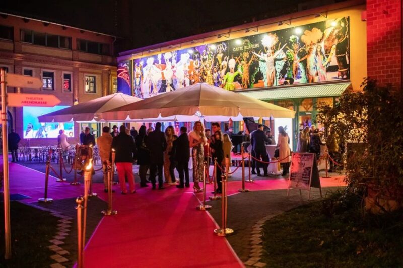Dresden: Entrance Ticket for Travesty Revue Show - Meeting Point Details
