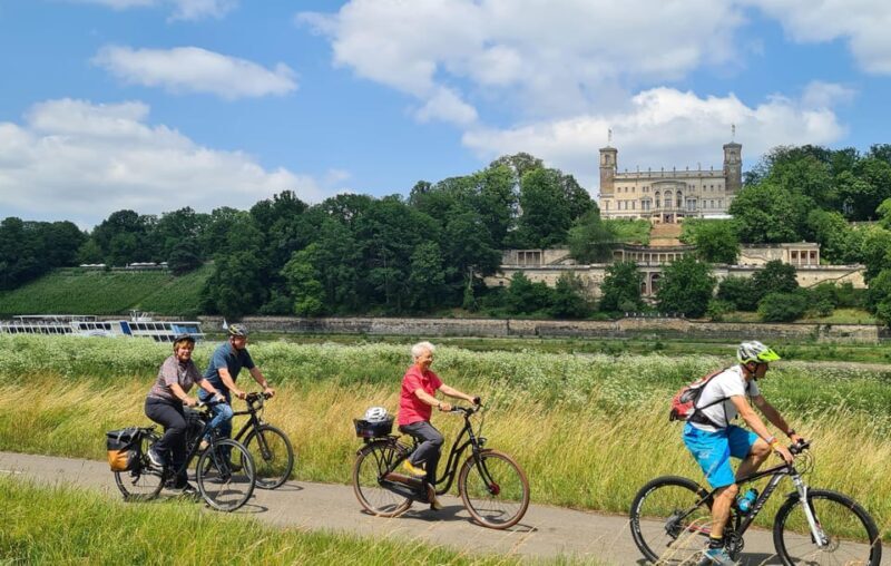 Dresden Sightseeing per Rad mit Guide, Prosecco, Eierschecke - An Inviting Start at the Central Meeting Point
