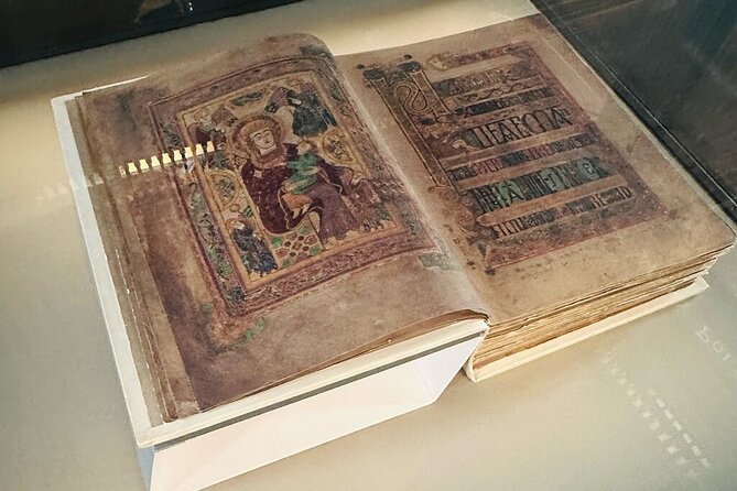 Dublin Book of Kells, Castle and Molly Malone Statue Guided Tour - What To Expect
