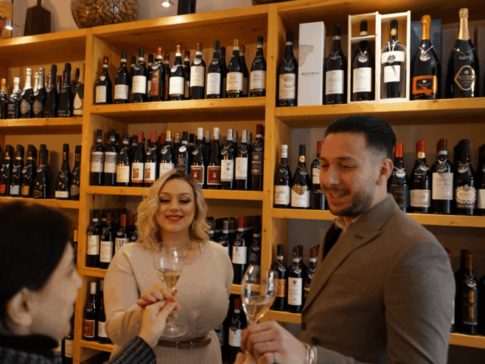 Easy Wine Tasting in Turin City Center - Immersive Wine Bar Ambiance