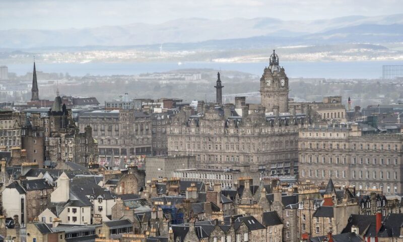 Edinburgh: 3-Hour Historical Walking Tour in Italian - Meeting Point