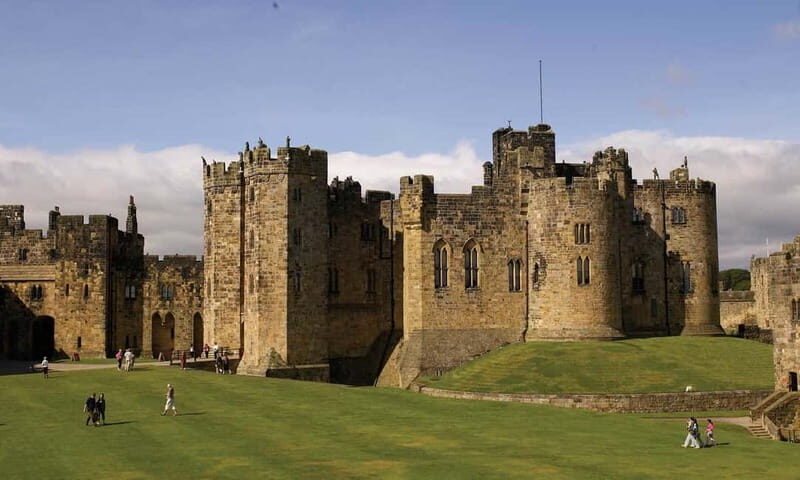 Edinburgh: Harry Potter and English Castles Tour in Spanish - Key Points